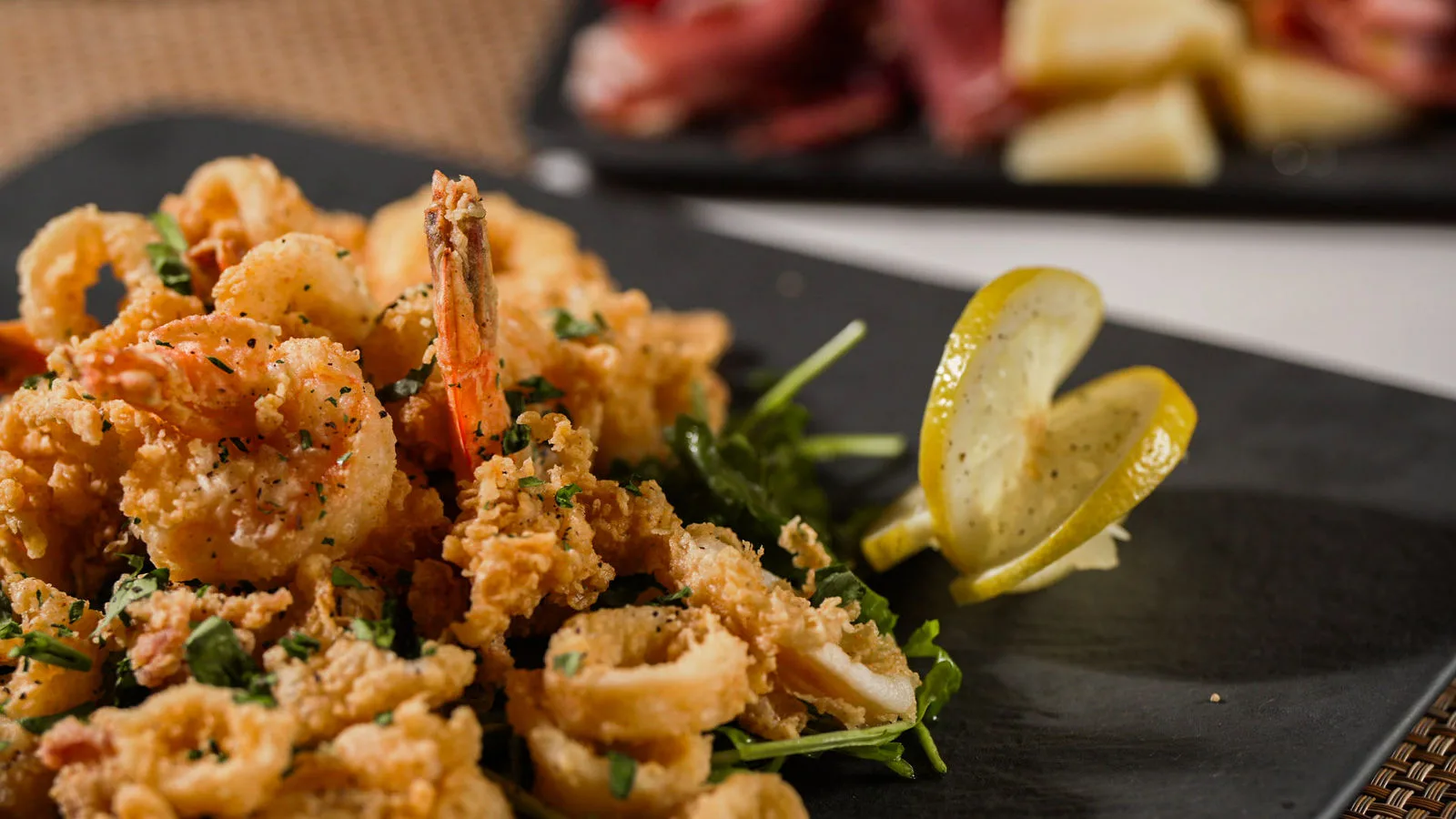 Fried calamari with lemon